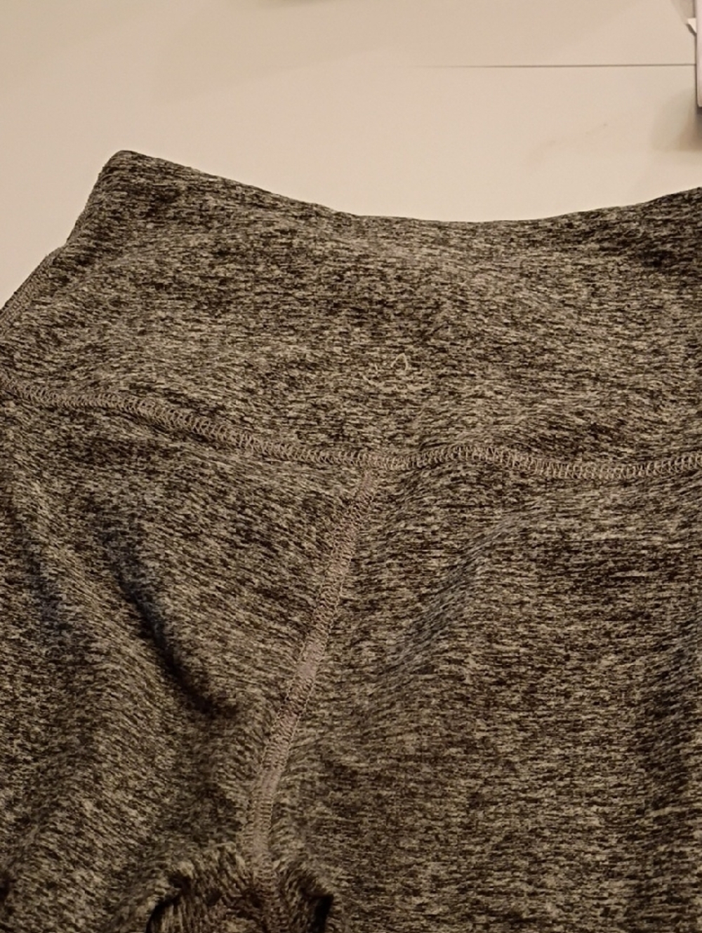 Beyond Yoga Gray Heather High-Rise Capri Leggings - Picture 4 of 6